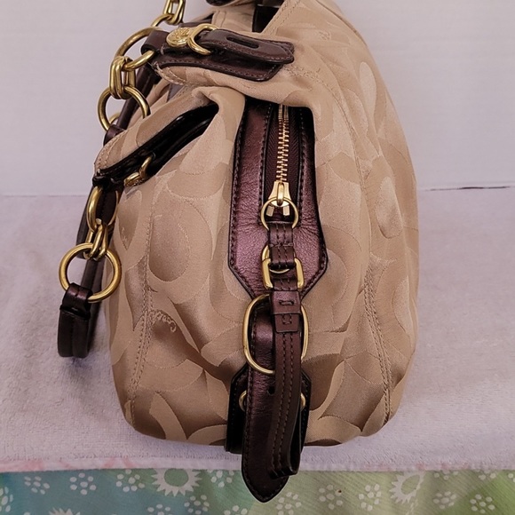 AUTHENTIC COACH MIA OPI ART PURSE GREAT CONDITION - Picture 2 of 16